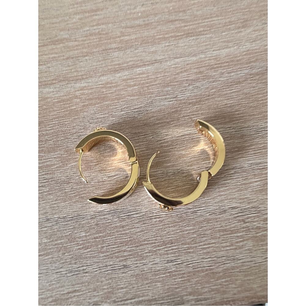 New Tory Burch Floral Enamel Logo Hoop Earrings Gold White Pink Blue - Picture 7 of 9